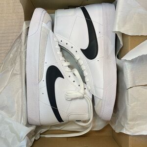 Nike Blazer Mid ‘77 White NWT 6Y / Women’s 8